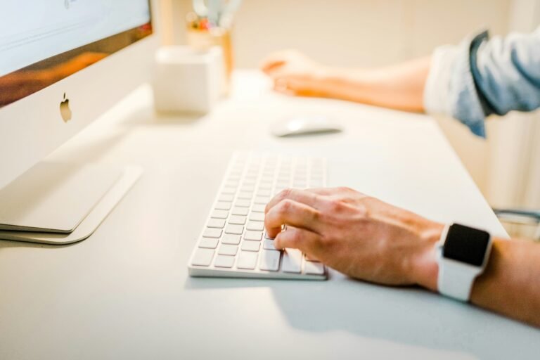 Profissional gravando conteúdo para o LinkedIn sobre marketing de influência B2B